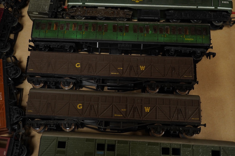 A quantity of 00 gauge model railway by Tri-ang, Mainline, Dapol, Bachmann, GMR, Hornby Dublo, etc. including; a Tri-ang American outline Davy Crockett train set (RS.37), nine steam and diesel locomotives, together with